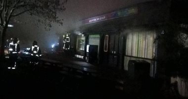 سيارات إسعاف ورجال إطفاء لإخماد حريق نشب بحديقة الحيوان فى لندن 