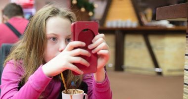 إدمان الأطفال للهواتف الذكية يسبب التوتر والمزاج السيئ واضطرابات النوم 