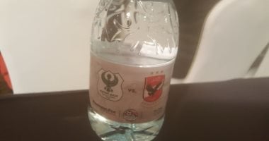 لوجو الأهلى والمصرى على زجاجات المياه المعدنية فى مؤتمر السوبر