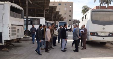 محافظ المنيا يوجه بتطوير مشروع النقل الجماعى خلال جولة تفقدية