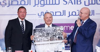 رئيس المصرى يهدى الخطيب صورة تذكارية لأول مباراة بين الفريقين (صور)