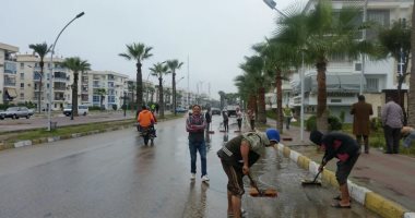 صور ..حملة للوحدات المحلية بدمياط لرفع أثار الأمطار من الشوارع