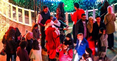 ظهور بابا نويل فى التجمع الخامس يوزع الهدايا.. (صور)
