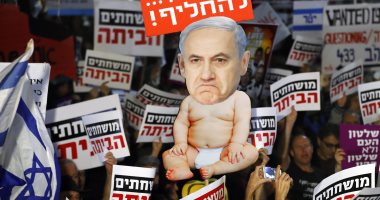 إسرائيليون يرفعون صورًا ساخرة لـ"نتنياهو" ويطالبونه بـ"الرحيل"