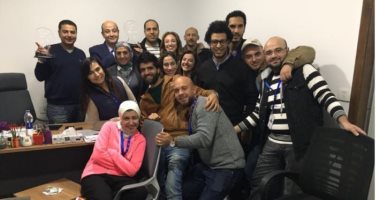 صورة.. عمرو أديب يحتفل مع فريق عمله بجوائز "دير جيست"