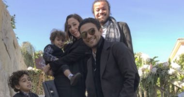 آسر ياسين ينشر صورة جديدة مع عائلته أثناء احتفالهم بالكريسماس