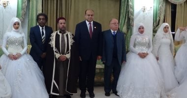 فيديو وصور.. وزير الثقافة ومحافظ مطروح يشهدان حفل زفاف لــ 34 عريس و عروس