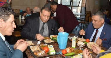 صور.. رئيس جامعة عين شمس ونوابه يتناولون وجبة الغداء مع طلاب المدينة الجامعية