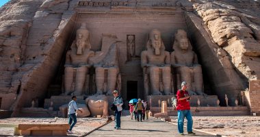 صور.. السياح يتوافدون على معبد أبو سمبل لقضاء أجازة الكريسماس 