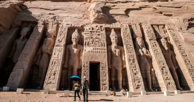  السياح يتوافدون على معبد أبو سمبل لقضاء أجازة الكريسماس 