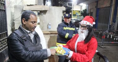 صور.. بابا نويل يوزع الحلوى على قوات الأمن أمام كنيسة القديس نيقولاوس بالمنصورة