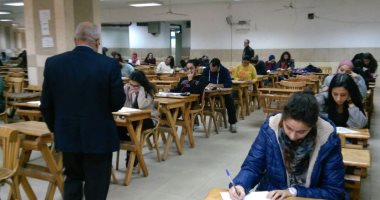 عميد حقوق عين شمس يتفقد لجان الامتحانات ويستمع للطلاب اليوم السابع