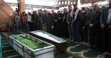 العشرات يتوافدون علي مسجد الحصري للمشاركة في جنازة صلاح عيسي
