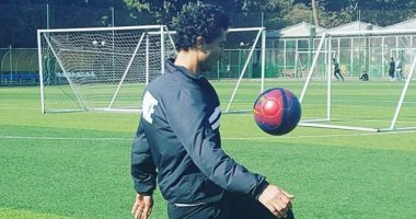 خالد النبوى مستعرضا مهارته بكرة القدم: "اللى عايزين لعيبة فى الانتقالات"