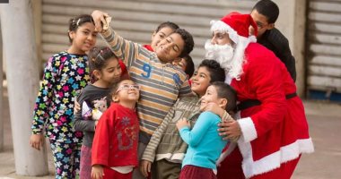 صور.. "سانتا كلوز الصعيد".. شباب يعيدون البهجة لأهالى قنا قبل نهاية العام