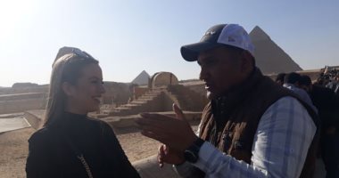 صور.. ملكة جمال اليونان تزور منطقة أهرامات الجيزة والمتحف المصرى