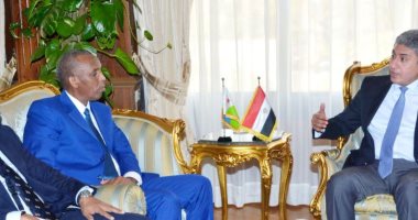 وزير الطيران يوقع اتفاقية مع سفير جيبوتى ورئيس شركة إير جيبوتى 