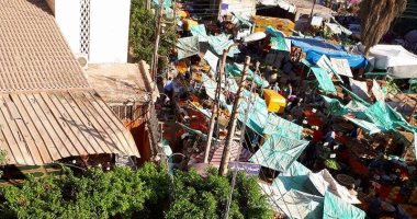 سوق عشوائى بمدينة فاقوس يغلق الطريق وقارئ يطالب بتخصيص أماكن للباعة