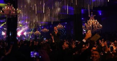 عمرو دياب ينشر صورة من حفل الكريسماس على "إنستجرام" ويعلق: حفل رائع