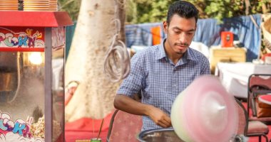 فيديو وصور.. محمد صلاح من أسيوط.. بيعمل غزل البنات أشكال وألوان.. تعرف على قصته