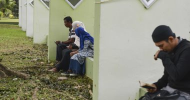 صور.. مواطنو إندونسيا يزورون مقابر ضحايا إعصار تسونامى