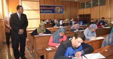 صور.. رئيس جامعة المنوفية يتفقد امتحانات الكليات