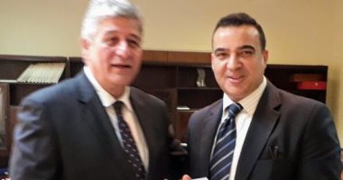 السفير المصرى بمسقط يكرم مدير مكتب اليوم السابع