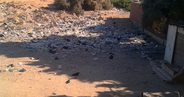 شكاوى من تراكم القمامة وعدم رصف الطريق بشوارع "أسبيكو" فى مدينة السلام