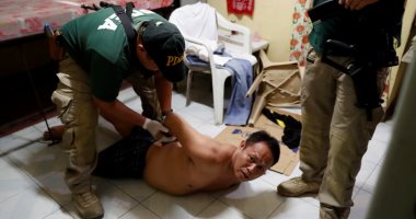 صور.. شرطة الفلبين تقتحم أوكار تجارة المخدارت وتعتقل عددا منهم