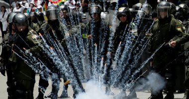 صور.. اشتباكات عنيفة بين شرطة بوليفيا ومحتجين على سياسات الرعاية الصحية