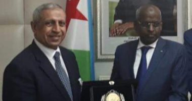 رئيس وزراء جيبوتى يكرم رئيس الأكاديمية العربية.. ويقلده وسام الاستقلال