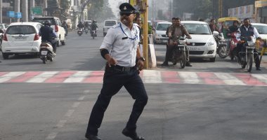 صور.. "شرطى راقص" يخطف أنظار المارة خلال تنظيم المرور فى الهند