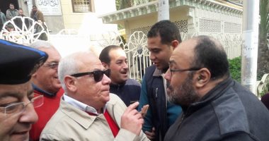 محافظ بورسعيد يلتقى عددا من المواطنين عقب صلاة الجمعة