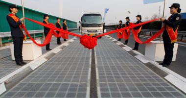 صور.. الصين تفتتح أول طريق بالطاقة الشمسية