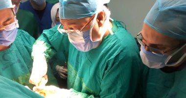 ننشر صور وفيديو إجراء وزير الصحة عملية جراحية دقيقة لأحد مصابى كنيسة حلوان