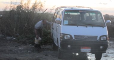 صور .. اضبط مخالفة.. خط مياه الشرب بالعدالية بورسعيد يتحول لمغسلة سيارات 