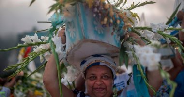 صور.. برازيليون يقدمون الورود لـ"إلهة البحر" طلبًا للبركة فى العام الجديد