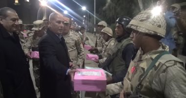 فيديو وصور.. محافظ السويس ومدير الأمن يتفقدان قوات تأمين الكنائس