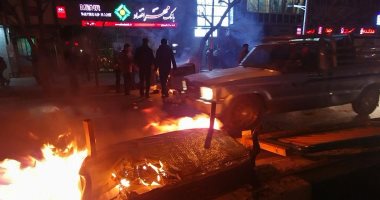 فيديو.. متظاهرون إيرانيون يحرقون بنك الصادرات فى مدينة الأحواز