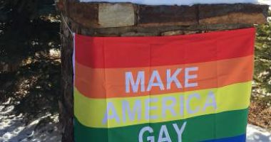 ديلى بيست: جار بنس علق لافتة "لنجعل أمريكا مثلية مجددا" خلال زيارته