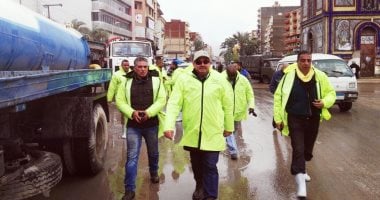 صور.. رئيس شركة الصرف الصحى بالإسكندرية يتفقد رفع مياه الأمطار