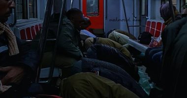 تداول صورة لركاب يؤدون الصلاة فى جماعة داخل عربة بمترو الأنفاق