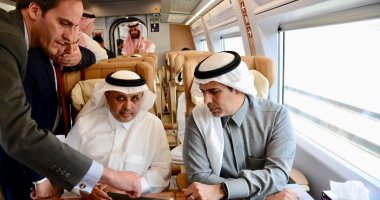 وزير النقل السعودى يستقل قطار الحرمين بأول رحلة من المدينة المنورة لمكة (صور)