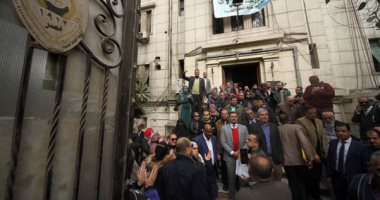 محامون يهددون بالتظاهر أمام قسم شرطة قصر النيل لإحضار حكم بطلان شروط القيد (صور)