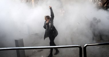 صور.. استمرار حالة الكر والفر بين الشرطة والمتظاهرين فى إيران لليوم الثالث