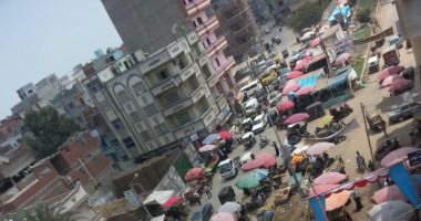 سكان منية النصر بالدقهلية يشكون من سوق عشوائى بالطريق الرئيسى