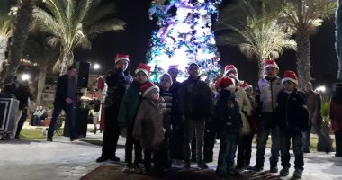 فيديو وصور.. احتفالات أهالى بورسعيد بشجرة عيد الميلاد داخل حديقة السلام