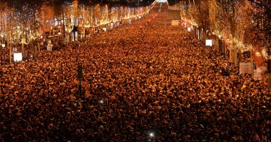 صور.. الآلاف يحتفلون برأس السنة بجادة الشانزلزيه فى العاصمة الفرنسية باريس