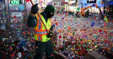 صور.. تنظيف "تايمز سكوير" عقب انتهاء احتفالات العام الجديد بنيويورك