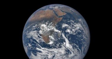 الكرة الأرضية تشهد غدا خسوفا جزئيا للقمر يُرى فى مصر